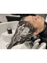 コスメアワード17冠のスカルプケアシリーズ《プラマサナエッセンス》を使用し芯から輝く、美しい髪へ。