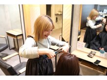 美髪に向けて熱を入れるストレートアイロン