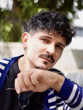 大人の波巻きスパイラルパーマミディアムロングメンズカットヘア