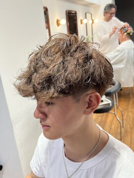 ザデイトウキョウ 表参道 青山(THE DAY TOKYO) MEN’S/サーフカール/刈り上げセンターパート/表参道駅/青山