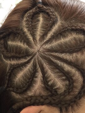 ゴリラビスケッツ(GORILLA BISCUITS) コーンロウ  お花デザイン