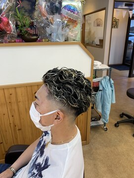 ティンカーベル(TINK‐A‐BELL) ハイライトオールバックパーマ