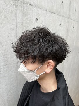 ウノプリールヴァモス(unopulir Vamos) 波巻きスパイラルパーマ横顔イケメン刈り上げ前下がりメンズ