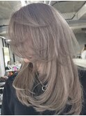 レイヤーボブハイライトブリーチレイヤーハイトーングレージュ