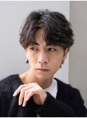 大人の抜け感を演出する、今トレンドのフェザーパーマ