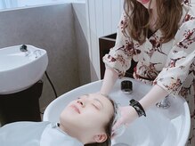 ～シャンプー&ヘッドスパ～　フルフラットなシャンプーブースで一押しメニューのヘアエステを堪能♪