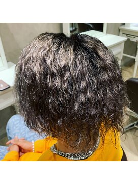 ルカ(Luclo) ツイストパーマ、シルバーアッシュ