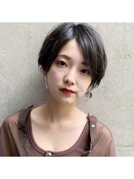 ハル 円山(HARU) 長め前髪 × ハンサムショート × 透けるアッシュグレー