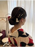 暗めの髪が上品なツヤっとシニヨンスタイル