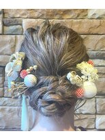 エノモト(ENOMOTO) 成人式ヘアメイク・アレンジ 編み込みお団子へ造花スタイル