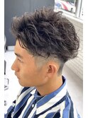 七三分け　短髪　ビジネスヘア　フェザーパーマ　スパイラル