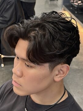 バース バイ ハピネス(BIRTH by happiness) 韓国へアカルマパーマワックスなしセンターパート黒髪ウルフ