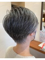 サンテリア(Sunteria) カットだけで仕上げるグレイヘアショートスタイル