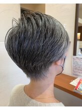 サンテリア(Sunteria) カットだけで仕上げるグレイヘアショートスタイル