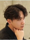 ラフな質感が◎スパイラルパーマ×センターパート