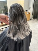 伸びても気にならないバレイヤージュと透け感ホワイトグレージュ