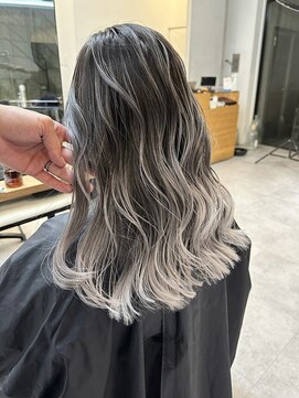 ヌエン 渋谷(NU/EN) 伸びても気にならないバレイヤージュと透け感ホワイトグレージュ