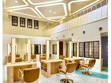 吹き抜け開放感ある明るい空間でのひと時を[髪質改善/縮毛矯正]