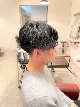 アンティコ(Antico) ツイストスパイラルモテ髪ツーブロック流行センターパート束感