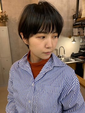 ハチ(hachi) 20代30代大人かわいいツヤ感前下がりオン眉ショート