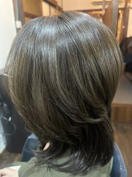 リリ(Liri) レイヤーカット　イルミナカラーオリーブブラウン