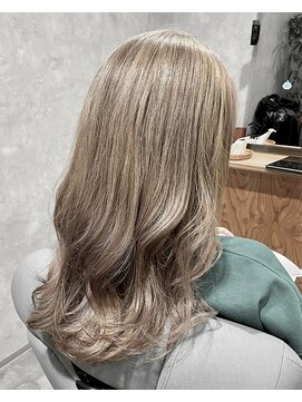 ザ シザーハンズ ナガノ(THE SCISSORS HANDS NAGANO) 重さゼロの透け感カラー。ホワイトグレージュで軽やかに