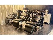 シャンプー台は落ち着いた空間でリラックスしていただけます。