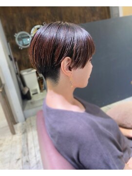 インス(ensue) 20代30代前下がりショートハンサムショート小顔補正立体カット