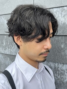 ヒュイル バイ ニアウ(Hwyl by Niau) メンズマッシュセンターパートスパイラルパーマニュアンスパーマ