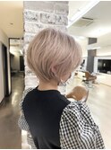 ブロンドベージュ×ショートヘア