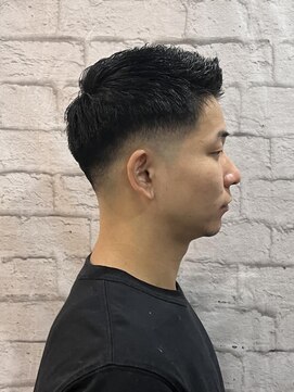グレイスフル バーバープラチナム 六本木店(Graceful Barber platinum) 清潔感と輪郭が引き締まるフェードスタイル
