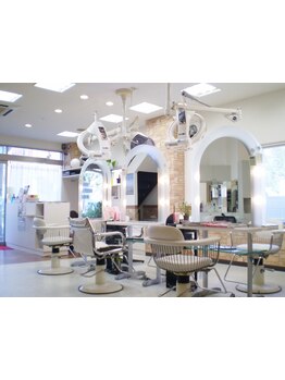 地下から地上３階までビル全体が美容サロン☆お客様に合わせた階にて特別な時間をお過ごしください。