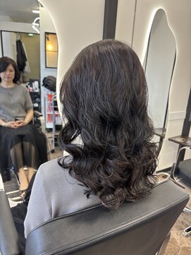 ロア 熊本(LOA) 26ミリで巻いたかのようなパーマ