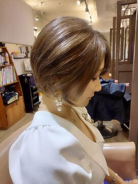 ルチカ(Luccica) 大人可愛い20代30代40代前下がりショートボブ丸みショート