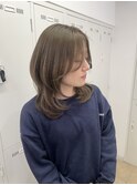 ベージュカラーのミディアムハイレイヤー