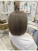 切りっぱなしボブ×ミルクティーカラー