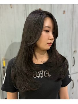 オーストヘアー リュウール(Aust hair Lueur) ダークカラーとレイヤースタイル