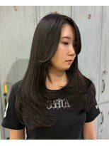 オーストヘアー リュウール(Aust hair Lueur) ダークカラーとレイヤースタイル