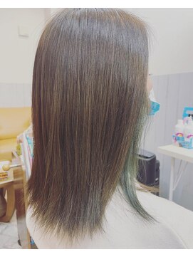 ヌーボヘアー(Nubo Hair) オリーブグレージュ×イヤリンググリーンの切りっぱなしミディ。