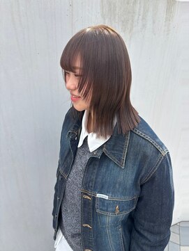 リタ(RITA) ぱつんと外ハネスタイル&顔周りレイヤー