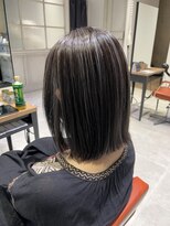 シオ 流山おおたかの森(Sio)&nbsp;透明感際立つ白髪ぼかしハイライトカラー