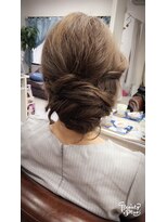 カリーナヘアー(carina hair) ルーズなヘアーアップスタイル