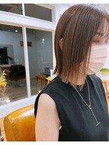 コムヘアー(COM HAIR)&nbsp;外ハネボブ。ベージュブラウン。ナチュラルハイライト。
