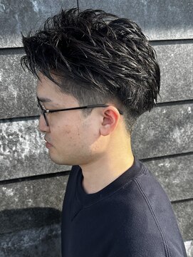 ヒュイル バイ ニアウ(Hwyl by Niau) メンズかきあげヘアニュアンスパーマリバースパーマ刈り上げ