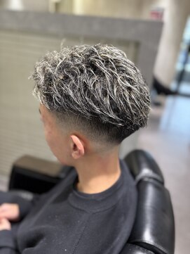 ヨシザワインク バンダイ(YOSHIZAWA Inc. BANDAI) ホワイトメッシュ/ブリーチヘア/フェードカット/スキンフェード