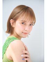今季人気！シルキーベージュの切りっぱなしボブ
