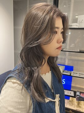 トレス(TRESS) セミロング　ブリーチ　シルバー　グレージュ　レイヤー　原宿