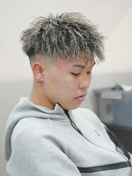 スラッシュ(SLASH) メンズパーマ/ハイライト/短髪/フェードカット/ツイスト/姫路