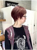 ピンクグラデーションカラーとツーブロック刈り上げ大人ショート
