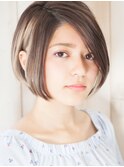 輪郭を隠し小顔シャープに見せてくれるモーブカラー前下がりボブ